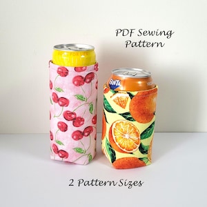 Puede incluir: Dos fundas de tela para latas con el texto PDF Sewing Pattern y 2 Pattern Sizes. Una es rosa claro con estampado de cerezas rojas sobre una lata amarilla, y la otra es amarilla con estampado de naranjas sobre una lata de Fanta naranja.