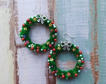 Green red Christmas wreath earrings dangle, Large xmas earrings beaded, Green hoop earrings, Beaded earrings christmas