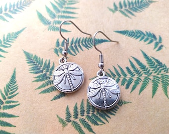 Elegantes pendientes redondos de libélula. Joyas minimalistas inspiradas en la naturaleza.