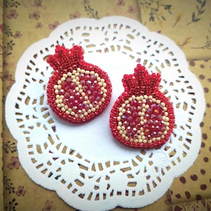 Handgefertigte Ohrstecker aus rotem Granatapfel. Perlenstickerei Obst Ohrstecker. Von der griechischen Mythologie inspirierter Schmuck. Ohrring für Persephone.