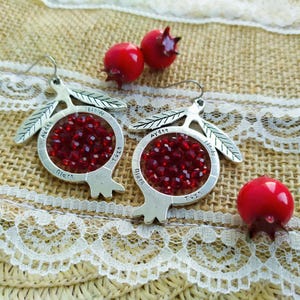 Silberton Granatapfel mit Samen Ohrringe. Von der griechischen Mythologie inspirierter Granatapfelschmuck. Ohrringe für Persephone. Natur inspiriertes Geschenk.