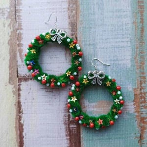 Green red Christmas wreath earrings dangle, Large xmas earrings beaded, Green hoop earrings, Beaded earrings christmas