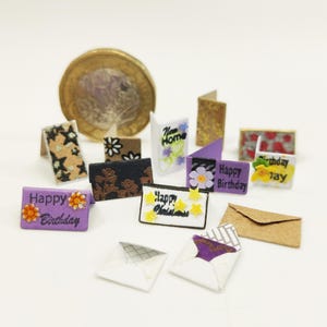 Le jeu de matrices pour cartes et enveloppes miniatures et le gabarit pour enveloppes créent des cartes et des enveloppes de taille précise à l'échelle 24e pour maisons de poupées et miniatures