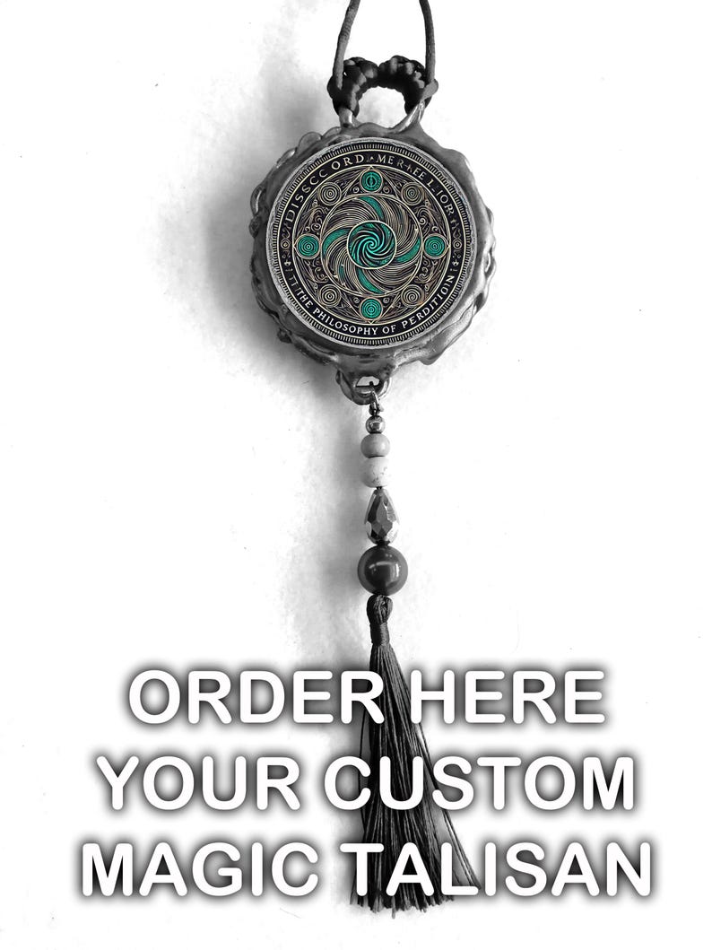 Pu&ograve; includere: Un ciondolo talismano magico color argento con un design circolare dettagliato in verde acqua e argento. Il ciondolo ha una catena di perline e un nappa nera. Il testo "ORDER HERE YOUR CUSTOM MAGIC TALISMAN" &egrave; visualizzato sotto.