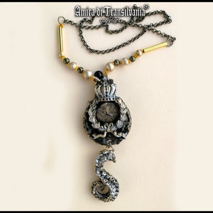 Poesia funebre, Cronometra tutti gli orologi, Ciondolo gotico steampunk, Talismano magico Necronomicon, Corona di polpo steampunk