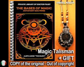 Libro antico, manoscritto di grimorio di magia pratica, psicologia della mentalità, società segrete, rituale di magia e stregoneria