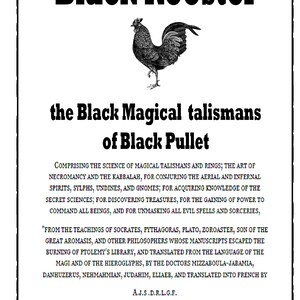 Op de afbeelding: Zwart-wit illustratie van een haan boven de titel "Black Rooster". De tekst eronder beschrijft "de Zwarte Magische talismannen van Black Pullet" en beschrijft de inhoud van het boek, inclusief necromantie en Kabbala. De tekst vermeldt ook de 18e eeuw.