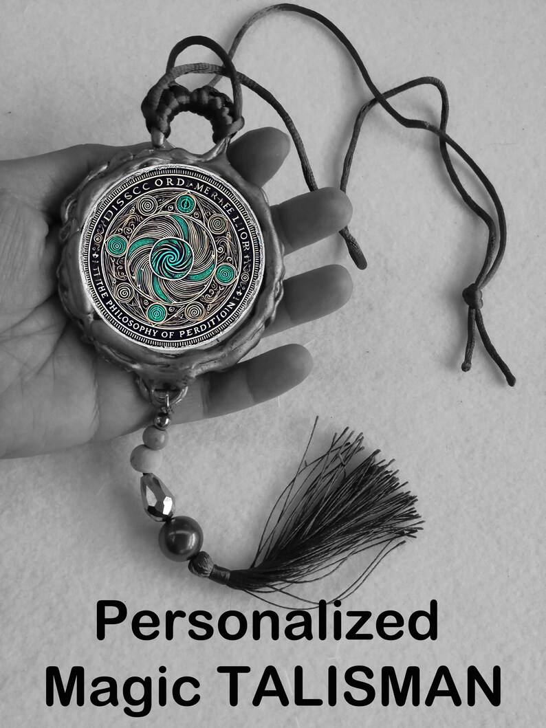 Pu&ograve; includere: Un talismano color argento con un design circolare turchese e argento, un nappa nera e il testo "Personalized Magic TALISMAN". Il ciondolo ha un cordino da indossare.