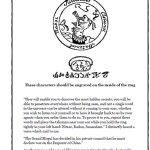 Op de afbeelding: Zwart-wit illustratie van een pagina uit een boek, met een cirkelvormig embleem met tekst en een centraal beeld van een hand die een zwaard vasthoudt. Onder het embleem staan extra symbolen en tekst.