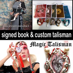 Pu&ograve; includere: Immagine con una donna bionda che tiene in mano un libro e indossa un vestito nero e grigio. L'immagine mostra anche diversi libri con il titolo "Magic & Witchcraft" e vari talismani. Il testo sull'immagine recita "signed book & custom talisman".