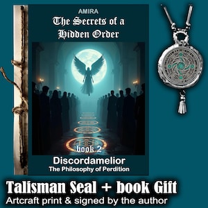 Pu&ograve; includere: Immagine color turchese con un libro e un ciondolo. La copertina del libro mostra un angelo davanti a una luna, con il titolo "The Secrets of a Hidden Order". Il ciondolo &egrave; rotondo con un design dettagliato e un nappa. Testo: "Talisman Seal + book Gift".
