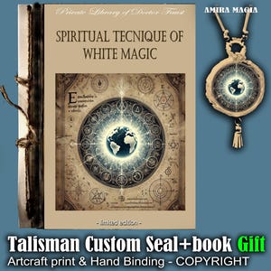 Könnte beinhalten: Ein Buch im Vintage-Stil mit dem Titel "Spirituelle Technik der Weißen Magie" mit einer detaillierten Illustration eines Globus, der von Symbolen umgeben ist. Das Buch ist in braunes Leder gebunden mit einem dekorativen Rücken. Ein passender Anhänger mit einem ähnlichen Design hängt an einer braunen Schnur.