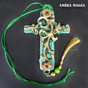 Collana con croce d'oro, simboli di stregoneria, talismano magico, ciondolo sciamanico, tamburi da sciamano, gioielli da strega verde, croce di legno