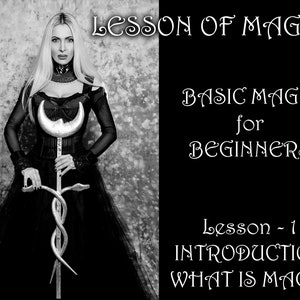 Könnte beinhalten: Ein Schwarzweißbild einer Frau in einem schwarzen Kleid, die einen silbernen Stab mit einem Halbmond und einer Schlange hält. Der Text "Lesson of Magic" befindet sich oben im Bild, und der Text "Basic Magic for Beginners" befindet sich unten rechts. Der Text "Lesson - 1 INTRODUCTION WHAT IS MAGIC" befindet sich unten rechts.