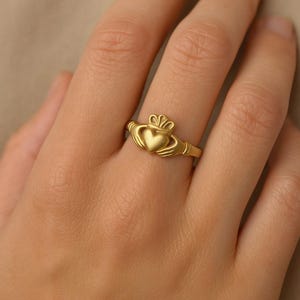 Elegant Gold Claddagh Ring – Symbol of Love Loyalty & Friendship | Celtic Irish Jewelry | Heart Crown Hands Design | Meaningful Gift Idea
