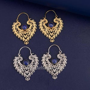 Herzförmige Goldohrringe mit Lapis Lazuli – filigraner Boho Schmuck – handgemachte künstlerische Ohrringe