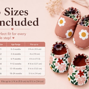 Op de afbeelding: Twee paar babyschoentjes met elastische openingen. E&eacute;n paar is oudroze met een wit en geel madeliefjespatroon, het andere heeft een veelkleurig bloemenpatroon. Een maattabel toont zes maten voor 0-24 maanden, van 9,5 cm tot 14 cm.