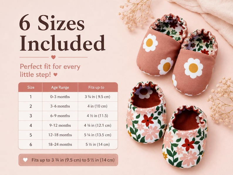 Op de afbeelding: Twee paar babyschoentjes met elastische openingen. E&eacute;n paar is oudroze met een wit en geel madeliefjespatroon, het andere heeft een veelkleurig bloemenpatroon. Een maattabel toont zes maten voor 0-24 maanden, van 9,5 cm tot 14 cm.