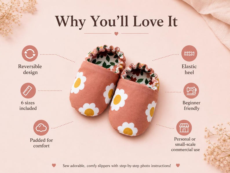 Op de afbeelding: Een paar babyslofjes met een oudroze buitenkant met een wit en geel madeliefjespatroon. De binnenvoering heeft een groen en rood bloemenpatroon. De tekst bevat Why You'll Love It, Reversible design, 6 sizes included, Padded for comfort, Elastic heel, Beginner friendly, Personal or small-scale commercial use, en Sew adorable, comfy slippers with step-by-step photo instructions!