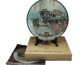 Kejserlig kinesisk Jingdezhen porslinstallrik 1988 Marmorbåten Zhang Song Mao Sommarpalats