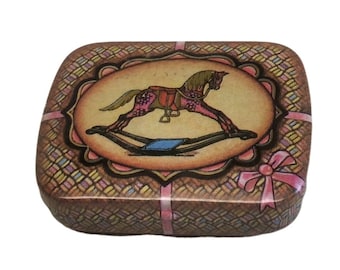 Koń na biegunach Dodo projektuje blaszane pudełko na pigułki na zawiasach. Niektóre zadrapania