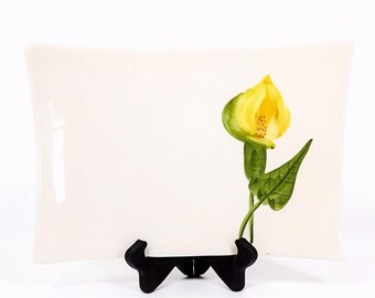 Handbemalte Servierplatte mit gelbem Blütenblumendesign, hergestellt in Portugal, elegantes Gericht