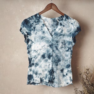Blau-weiße Batik Bluse • Kurzarm Bluse