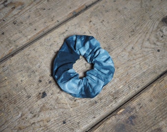 dunkelblauer Batik Scrunchie/Haargummi