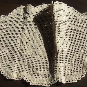 Beautiful doily, oval, ecru