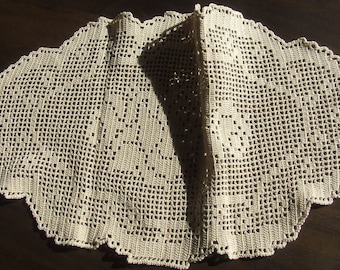 Beautiful doily, oval, ecru