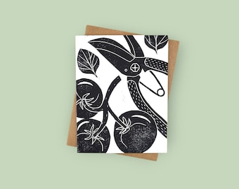 Tarjeta con estampado de tomates en rama mediante linograbado, impresa a mano. Cartulina 100% reciclada y tintas sostenibles.