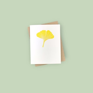 Handbedrukte linosnede met ginkgobladkaart - 100% gerecycled papier en duurzame inkt