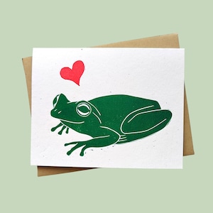 Handgedruckte Linolschnittkarte Frosch verliebt auf 100% Recyclingpapier und nachhaltiger Druckfarbe