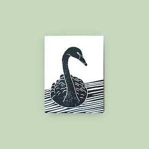 Cartão linóleo feito à mão com um cisne negro - papel 100% reciclado e tinta sustentável
