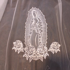 Velos bordados con nombre, velo a medida, velo con frases palabras letras, iniciales bordadas con abalorios. velo personalizado,