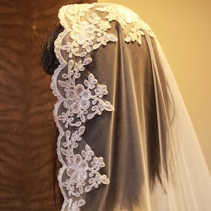 Mantilla Bridal Veil: One Layer Lace Trim Wedding Veil, 1 tier with comb