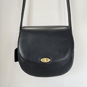 Bolso Madison Carlyle azul marino, estilo vintage Coach n.° 4401. Fabricado en Italia. Excelente estado. Impecablemente limpio y listo para llevar.
