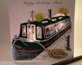 Gepersonaliseerde verjaardagskaart met lichtjes: ontwerp met groene smalboot