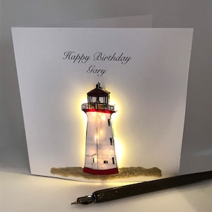 Tarjeta de cumpleaños personalizada con faro iluminado, hecha a mano.