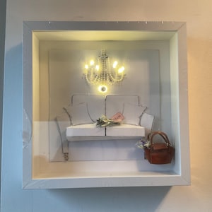 Biglietto di auguri luminoso con cornice - Lampadario e divano. Mamma, figlia, sorella, amica