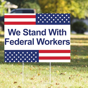 We Stand With Bundesarbeiter-Yard-Schild - 23 in x 17 in Yard & H-Stake – Anti-Trumpf-Yard-Schild – Politisches Yard-Schild – Doppelseitiges Schild