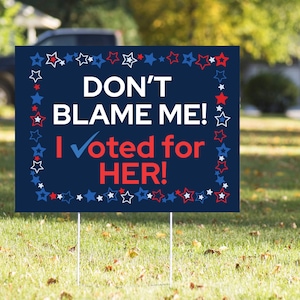 Don&#39;t Blame Me I Voted For Her Werbeschild - 23 Zoll x 17 Zoll Wetterfestes Yard Sign & H-Stake - Anti-Trumpf-Yard-Schild - Politisches Yard-Schild