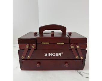 Pequeña caja de costura vintage de madera estilo acordeón Singer para guardar accesorios de costura.