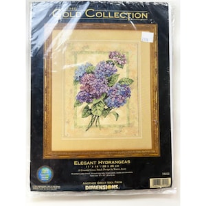 Puede incluir: Un kit de punto de cruz contado titulado Elegant Hydrangeas de The Gold Collection por Dimensions. El paquete presenta un diseño floral de flores de hortensia azules y moradas con hojas verdes, que mide 28 cm por 36 cm.