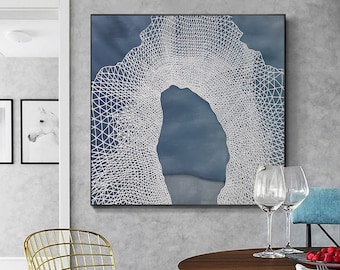 Puede incluir: Una impresión de arte abstracto enmarcada con un diseño geométrico blanco sobre un fondo azul. El diseño se asemeja a una red o una telaraña.