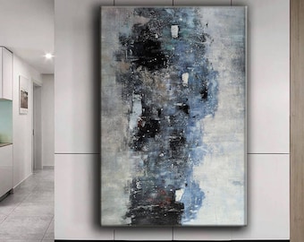 Puede incluir: Pintura abstracta con tonos de azul, gris y negro. La pintura tiene un aspecto texturizado y en capas, con pinceladas visibles en toda la superficie. La pintura está enmarcada y colgada en una pared blanca.