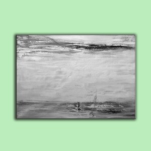 Op de afbeelding: Abstract schilderij in een grijs en zwart kleurenschema. Het schilderij heeft een textuur en een horizontale ori&euml;ntatie.