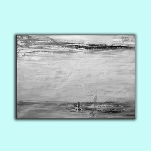 Op de afbeelding: Abstract schilderij met grijze en zwarte penseelstreken op een doek. Het schilderij heeft een horizontale ori&euml;ntatie en een textuur.