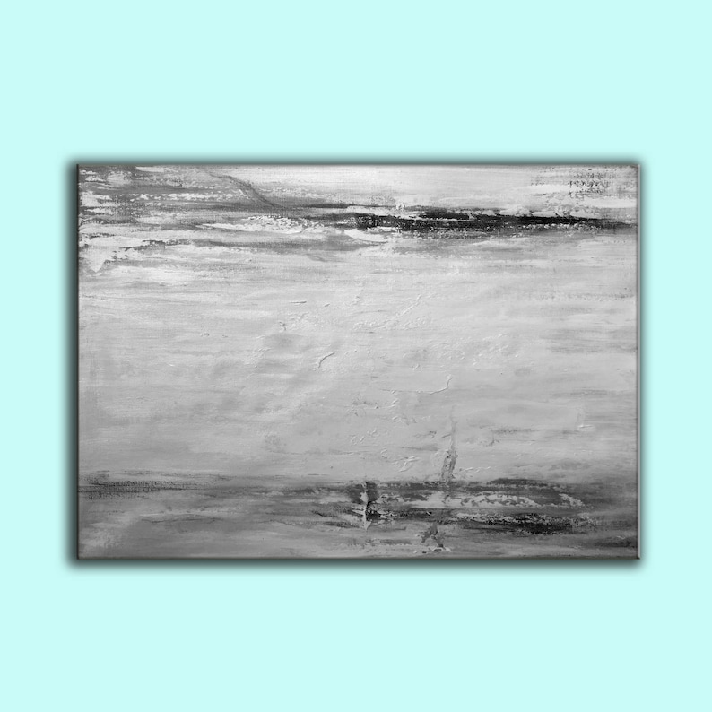 Op de afbeelding: Abstract schilderij met grijze en zwarte penseelstreken op een doek. Het schilderij heeft een horizontale ori&euml;ntatie en een textuur.
