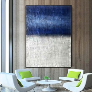 Puede incluir: Pintura abstracta con un esquema de color azul y blanco. La mitad superior de la pintura es de un azul profundo con un efecto texturizado, de pinceladas. La mitad inferior es de un blanco m&aacute;s claro con un efecto texturizado similar.